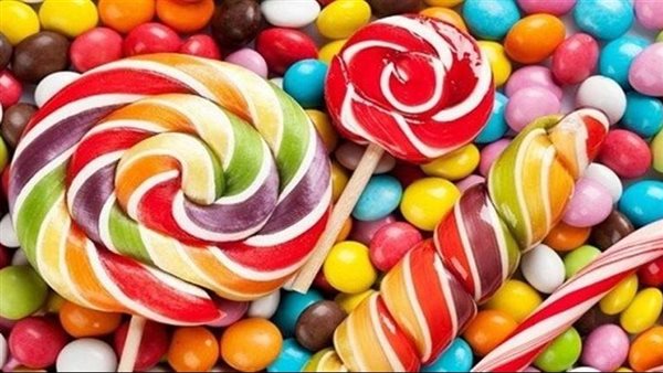 الحلوي فيها سم قاتل.. طفل يصارع الموت بعد تناولها
