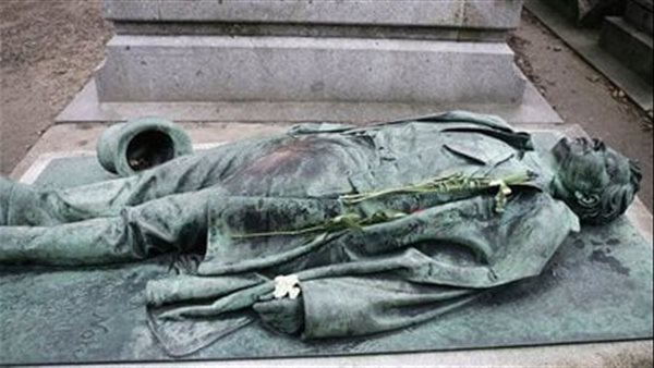 قبلة واحدة تجلب الزواج للفتيات.. قصة التمثال الأكثر تقديسًا في باريس