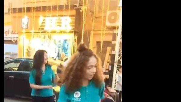 على أغاني المهرجانات.. رقص جريء لفتيات بافتتاح محل 