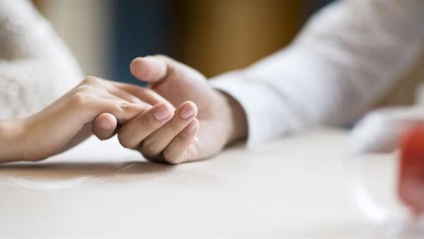 هل لمس الزوجة ينقض الوضوء؟ مركز الأزهر يوضح