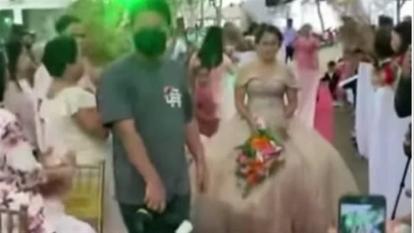 عروس تخبئ رجلا أسفل فستان زفافها والسبب غريب.. شاهد