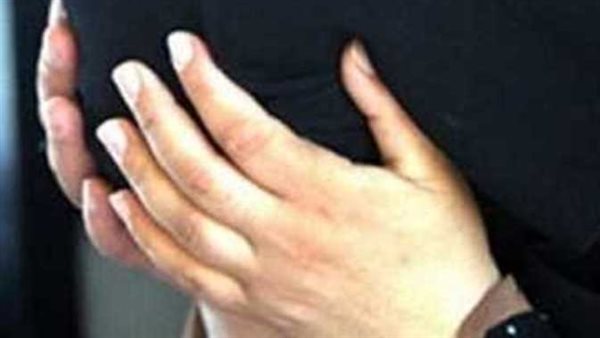 من أجل أولادي..اعترافات زوج شاهد زوجته عارية في أحضان ابن مرات أبوها 