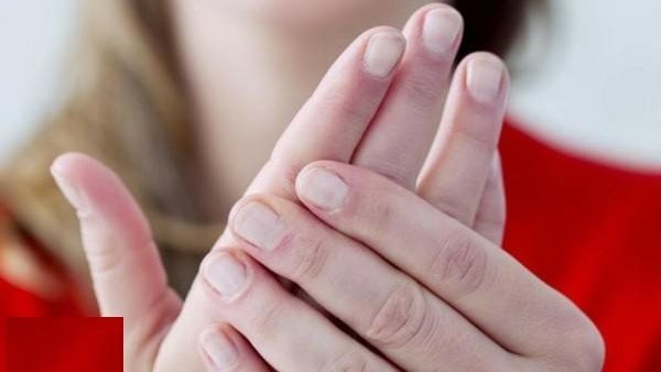 احذر.. 3 علامات على يديك تشير إلى إصابتك بنوبة قلبية قاتلة