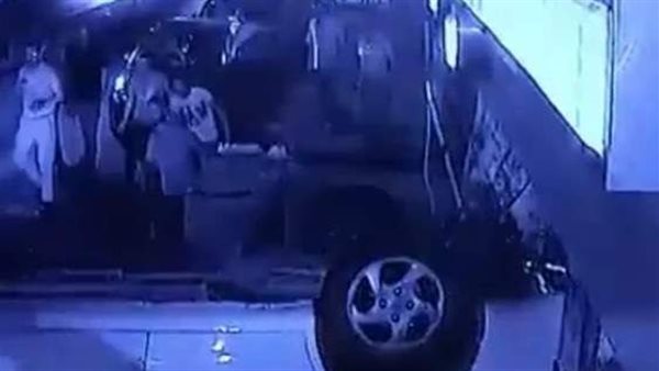 مشهد مرعب.. لحظة سقوط سيارة من أعلى كوبرى أكتوبر على المواطنين| شاهد