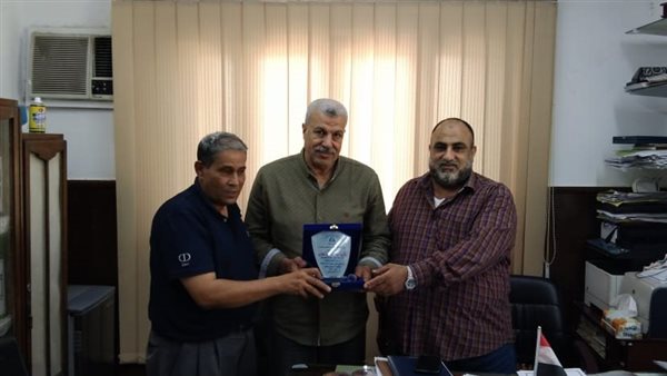 نقابة المهن التعليمية تكرم مدير الموازنة بمديرية تعليم الجيزة لتفانيه في عمله