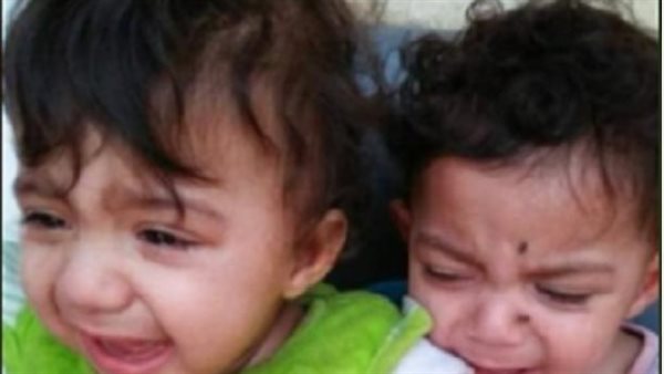 «ساب لهم الرضعة ومشي».. أب يتجرد من مشاعر الأبوة بترك طفليه بأحد الشوارع