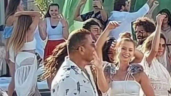 «وصلة رقص مع موديلز».. مشاهد مثيرة من أغنية عمرو دياب الجديدة