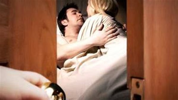 لقيت زميلتها نايمة في سريرها.. تفاصيل مثيرة في طلب موظفة الطلاق