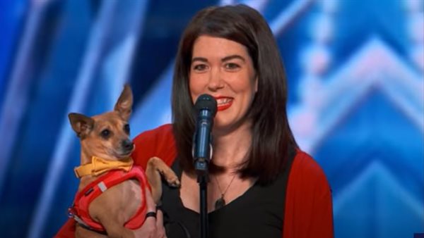 ولادة نجم جديد..كلب يشارك صاحبته الغناء في برنامج المواهب | شاهد