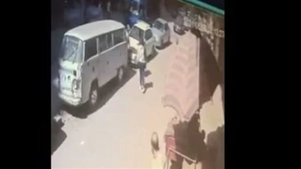 مشاهد قاسية.. شاب يعتدي بالضرب على فتاة في الشارع ويتحرش بها| شاهد