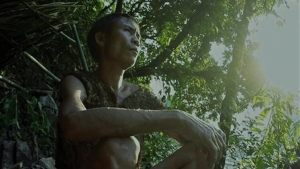 تفاصيل ولا في الخيال.. العثور على طرزان الحقيقي في الغابة | شاهد