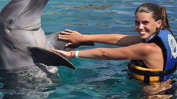 لن أتزوج بعده.. امرأة تنعى زوجها الدولفين بعد شهور من حفل زفاف أسطوري