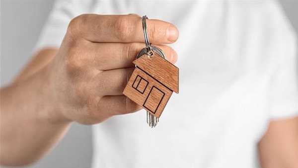 ما حكم الشرع في إقامة الأخ مع أخيه المتزوج في بيت الزوجية؟