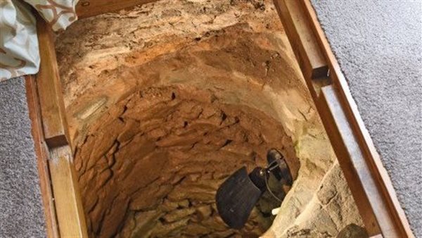 لن تصدق حفرة العمر.. عجوز يعثر على كنز أثري داخل بئر عميق بمنزله| شاهد