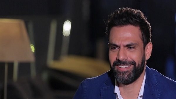 متابع لأمير طعيمة : زمان كنت بتستحمى في طشت.. والأخير يحرجه | شاهد