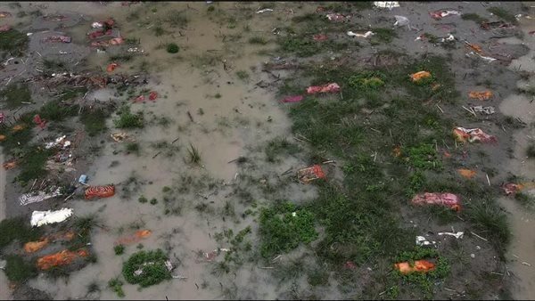 تطفو على مياه النهر المقدس.. كارثة في الهند بسبب جثث ضحايا كورونا