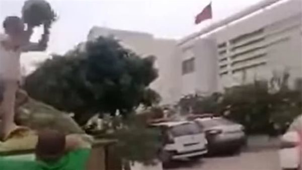 مشهد غريب.. بائع فاكهة يلقي بالبطيخ في الهواء والسبب لا يصدق| شاهد