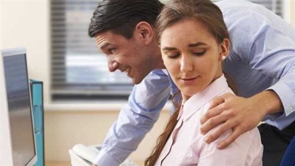 تحرش جنسي وأفعال غير لائقة.. مدير مدرسة يقتحم دورة المياه على معلمات