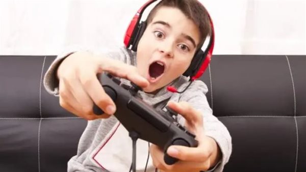 طفل يجبر والده على بيع سيارته.. والسبب لعبة إلكترونية 