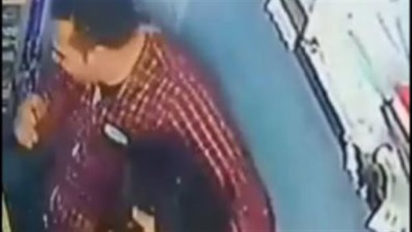 كاميرات المراقبة فضحته.. موظف يتحرش بطفلة داخل مكتبه| شاهد