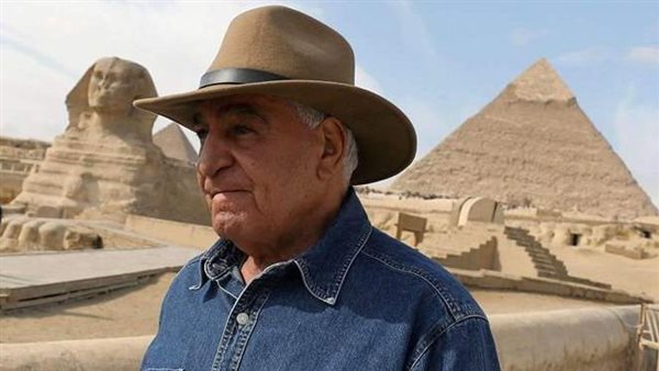 بعد القبض على حسن راتب وعلاء حسانين.. حقيقة منع زاهي حواس من السفر 