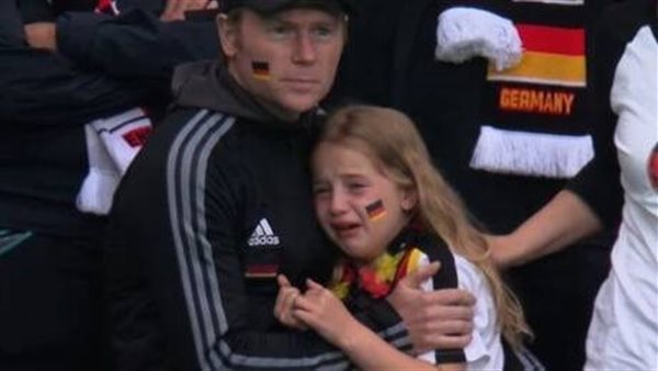أثارت فضيحة على السوشيال ميديا.. ماذا فعلت الفتاة الألمانية الباكية في يورو 2020 ؟