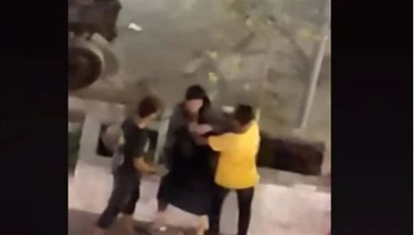 الفتاة نفت التهمة.. مقطع فيديو لتحرش عاملين بفتاة بالفيوم
