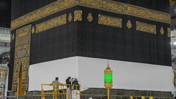  استعدادا لموسم الحج.. مشهد مهيب لـ لحظة رفع كسوة الكعبة | شاهد