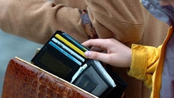 لو معاكي الفيزا بتاعته.. حكم أخذ المرأة مال زوجها دون استئذانه