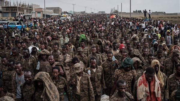 موكب إذلال آبي أحمد.. جبهة تحرير تيجراي تستعرض 7000 أسير من الجيش الإثيوبي | شاهد