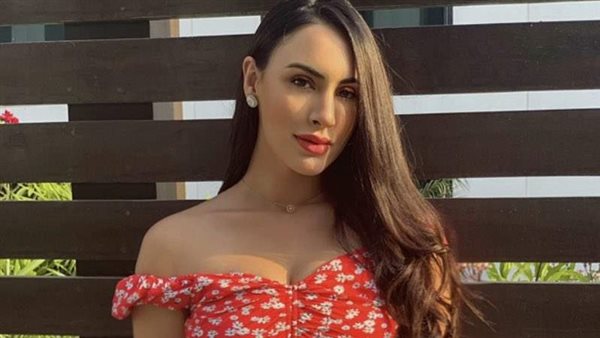  ركبت التريند بصورة مع محمد صلاح.. ما لا تعرفه عن النجمة دينا أوبال | شاهد