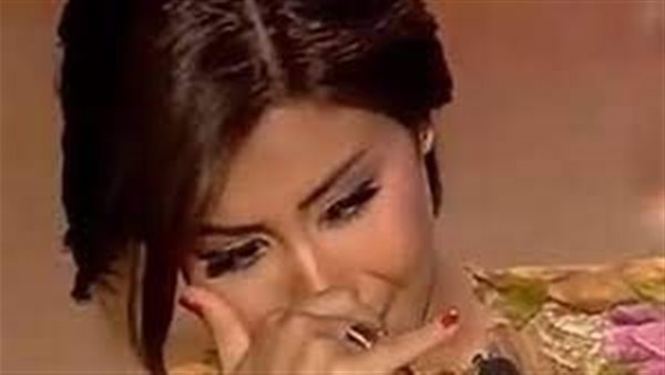 بحاول أمشى جوه الحيط..القصة الكاملة لبكاء شيرين عبد الوهاب على الهواء | شاهد