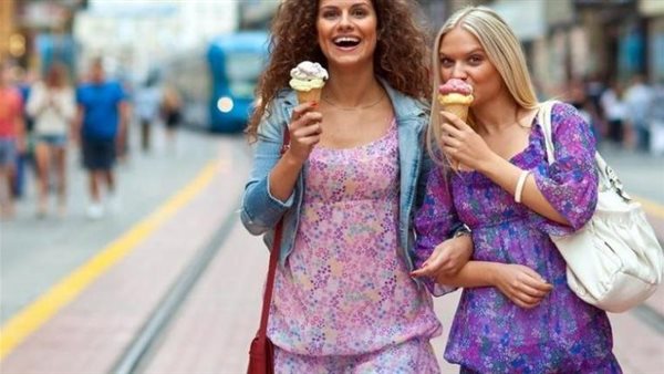 جريمة في حق العفة.. ثورة غضب بعد تصريحات إمام بالأوقاف عن أكل المرأة في الشارع 