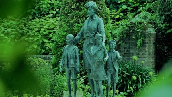 بعد الكشف عنه.. سر الأطفال الثلاثة المحيطين بـ الأميرة ديانا في تمثالها الجديد