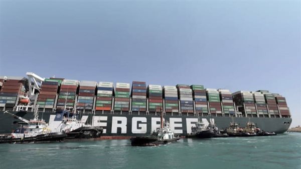 مياه غازية.. كارثة سببتها السفينة الجانحة إيفر جيفين بقناة السويس