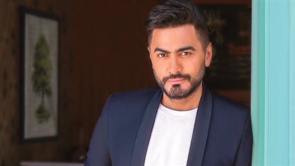 كل مرة نفس المسرحية.. هجوم ناري على تامر حسني بعد تقبيله فتاة محجبة | شاهد