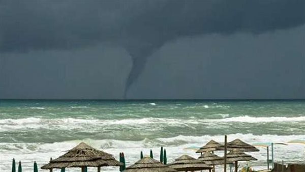 بعد بقعة النار في المحيط.. فيديو مرعب يرصد لحظة تكون دوامة فوق البحر | شاهد