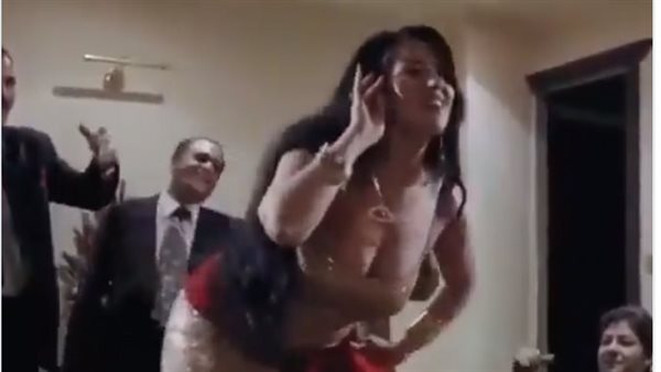  كله يرقص ويفرفش.. هجوم على سمية الخشاب بسبب فيديو رقص ورد غير متوقع منها| شاهد
