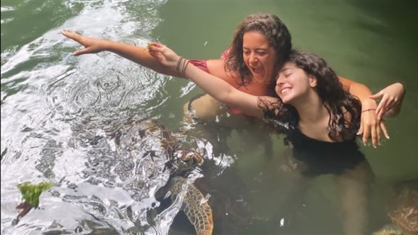 بترقص مع السلاحف البحرية.. فيديو مثير لمايان السيد عبر انستجرام