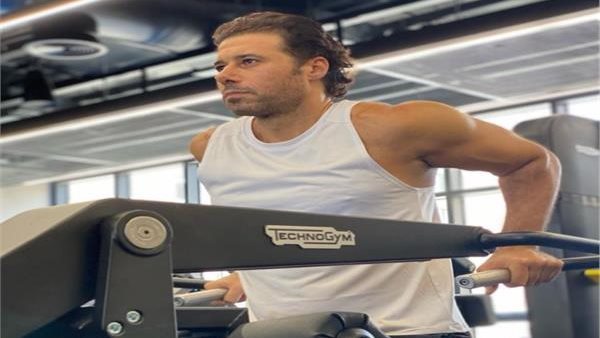 في كتفه ورقبته.. إصابة أحمد السعدني في الجيم | شاهد