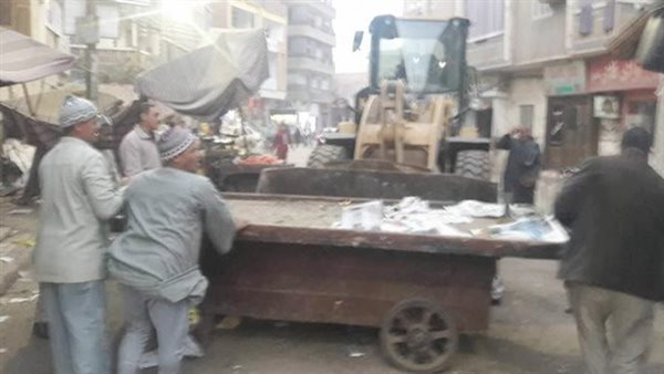 أقالت المسئول من منصبه.. غضب عارم بسبب تحطيم عربة خضار لبائع مسكين| شاهد