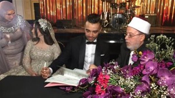 على أنغام مليونير مليونير.. وصلة رقص لـ أوباما وعروسته في حفل زفافه|شاهد