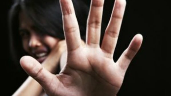 وضع يده على ظهرها كذا مرة.. رد صادم من موظف تحرش بطالبة على سلم مشاة 