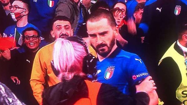 افتكرته مشجع.. مسؤولة أمن تمنع بونوتشي من العودة للملعب بـ يورو 2020| شاهد