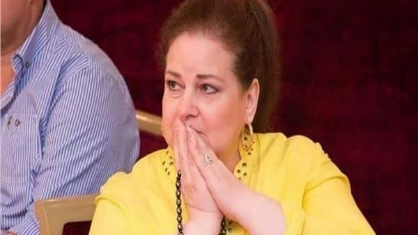 تعاني من مضاعفات الفيروس.. مستشار الرئيس للصحة يكشف آخر تطورات حالة دلال عبد العزيز |شاهد 