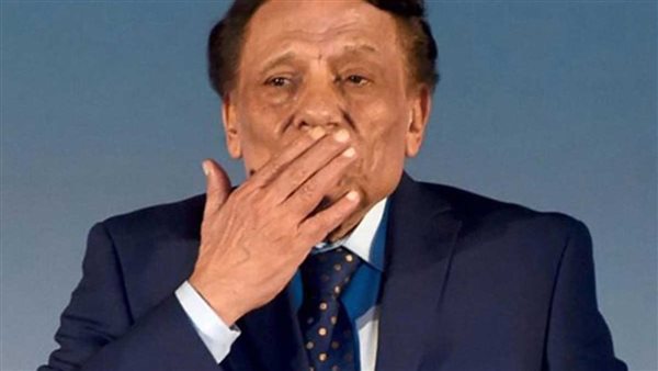 بلحية بيضاء.. تفاصيل الحالة الصحية لعادل إمام | شاهد 