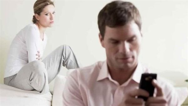 الإفتاء تحسم الجدل.. ما حكم تجسس أحد الزوجين على هاتف الآخر؟