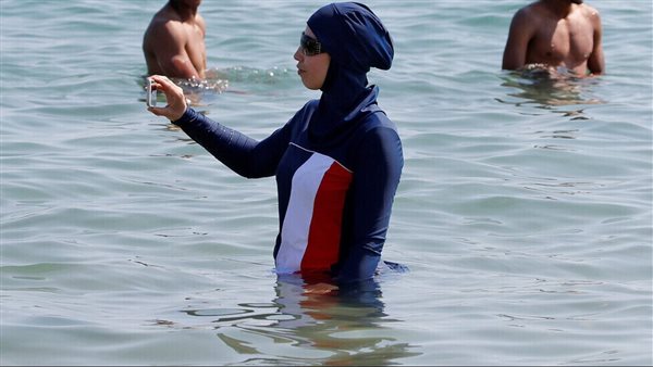 عالم بالأوقاف يحسم الجدل..حكم ارتداء المايوه الشرعي «البوركيني» | شاهد