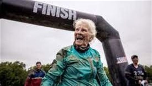 تسبح في الجليد وتغوص في الوحل.. عجوز 83 عامًا تفوقت على الشباب | شاهد 