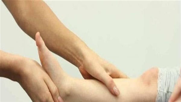 رأسه غير ثابتة ويد مرتخية.. أعراض الضمور العضلي | فيديو